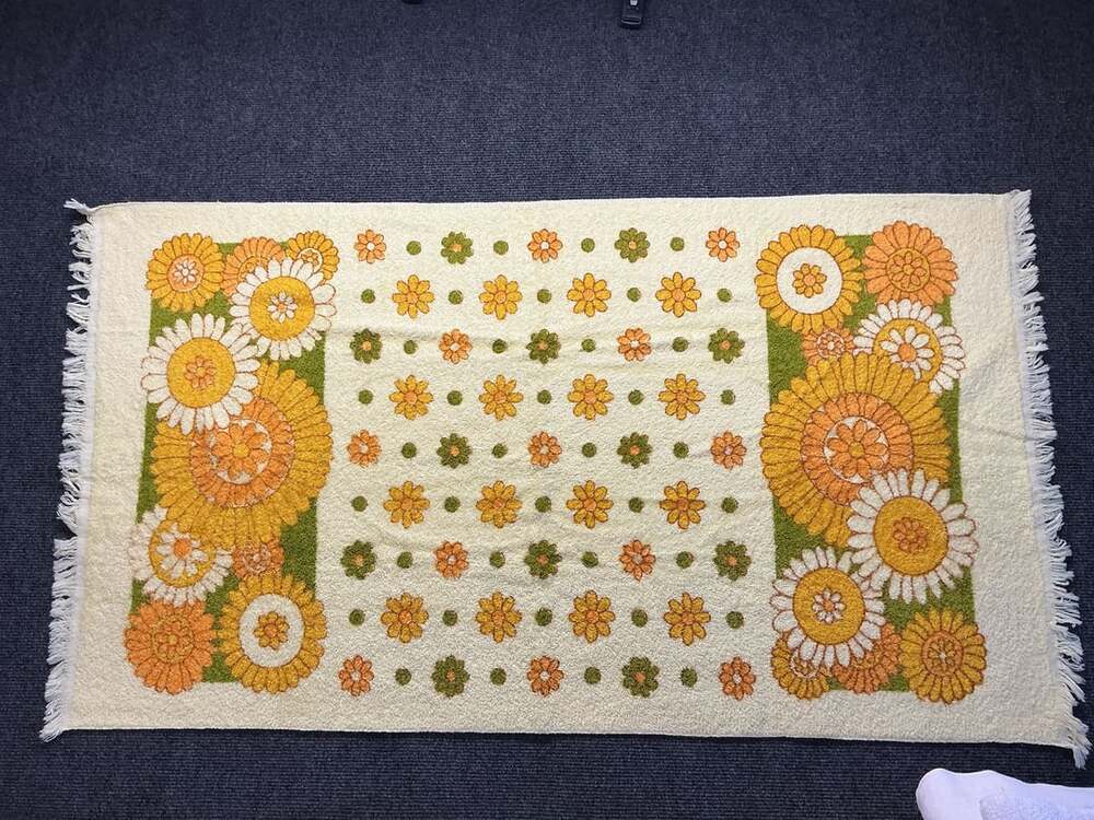 Vintage 1970s Flower Power Retro Bath Towel Orange Green Daisies